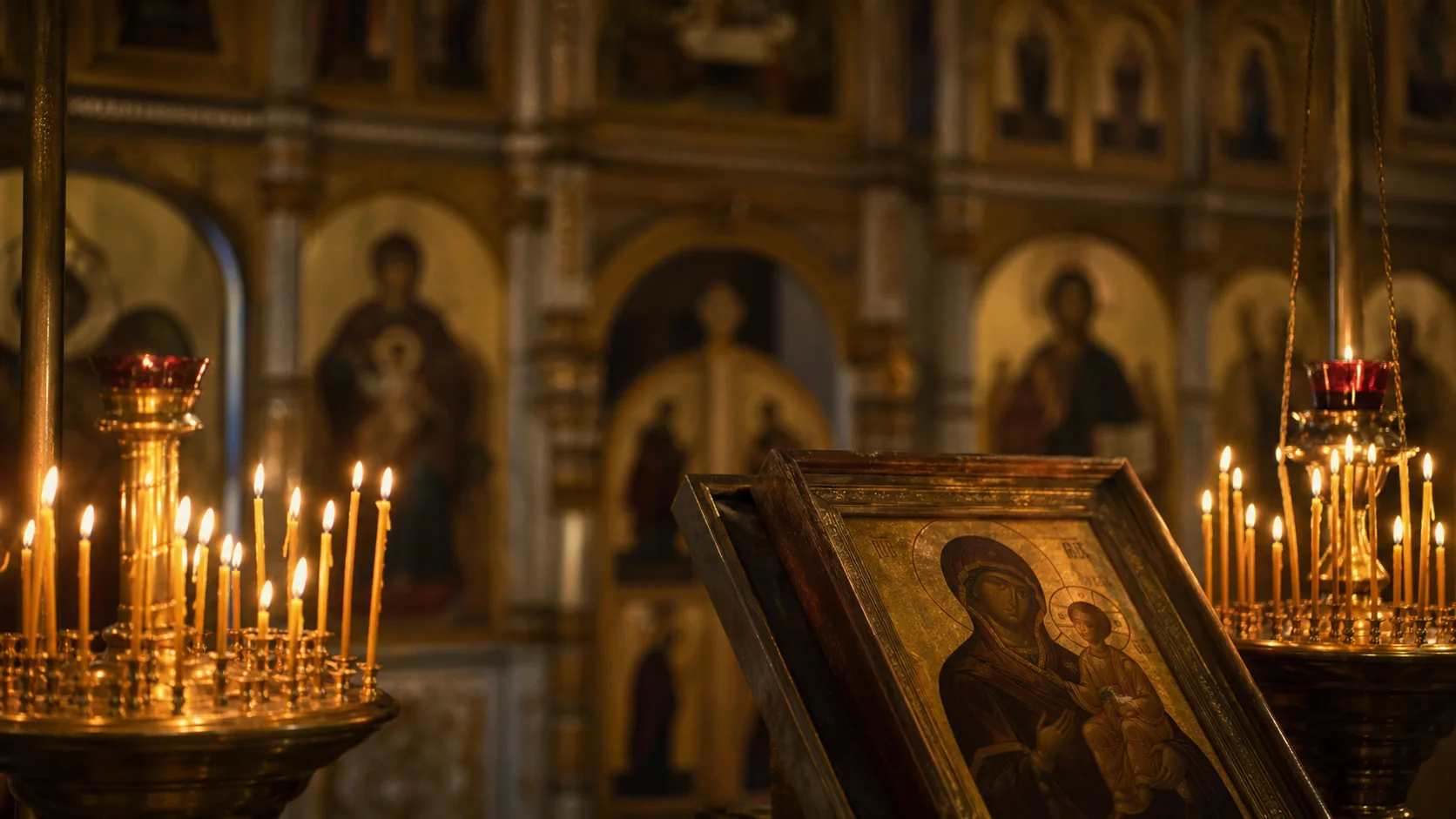 Свечи перед иконами в православном храме