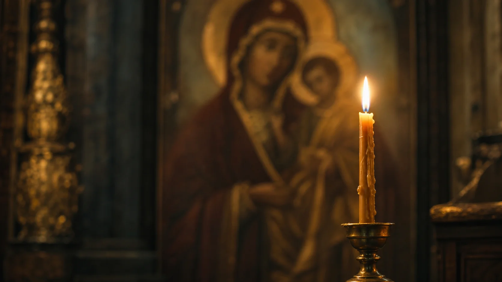 Горящая свеча перед иконой