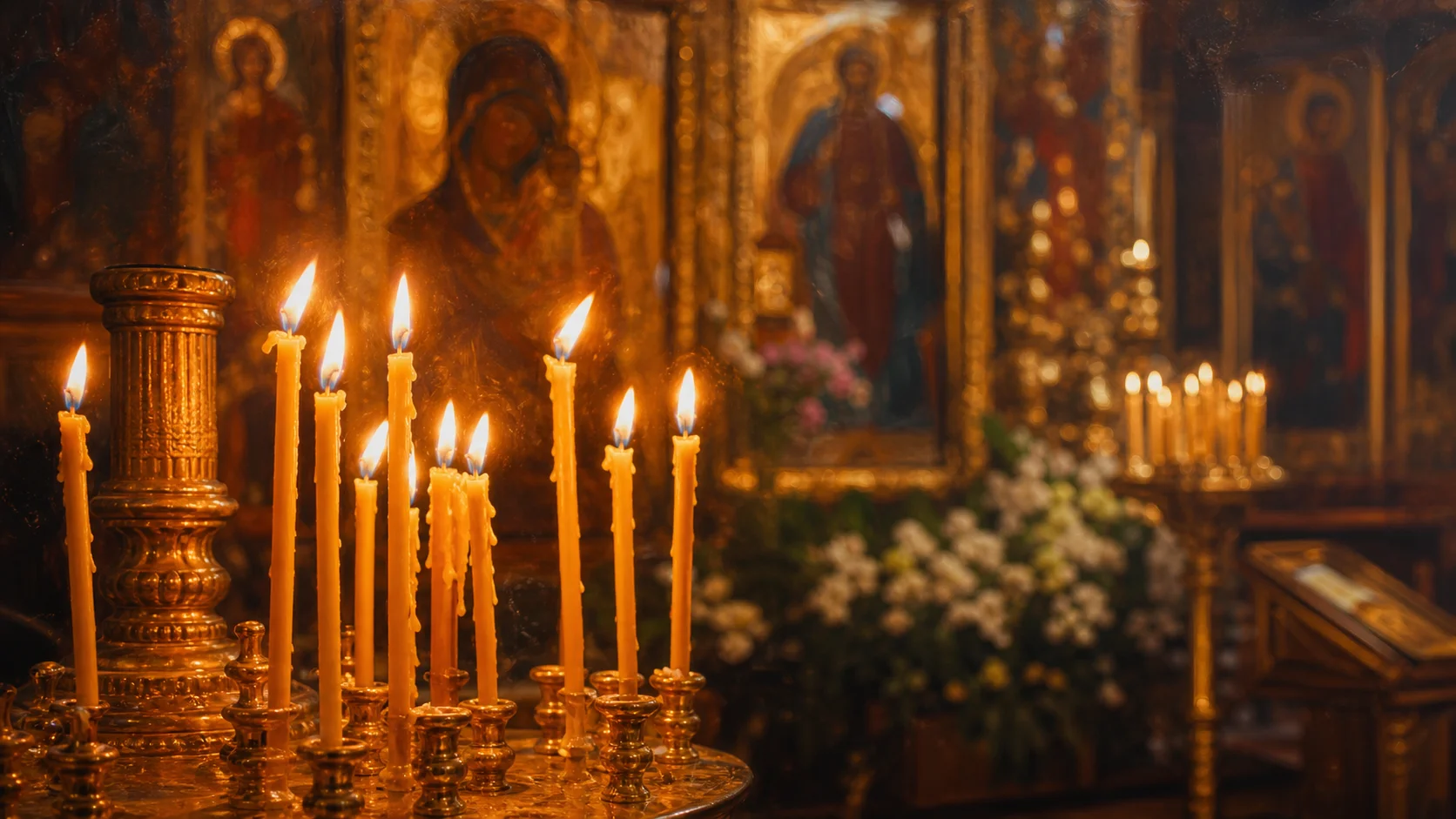 Свечи перед иконой в храме