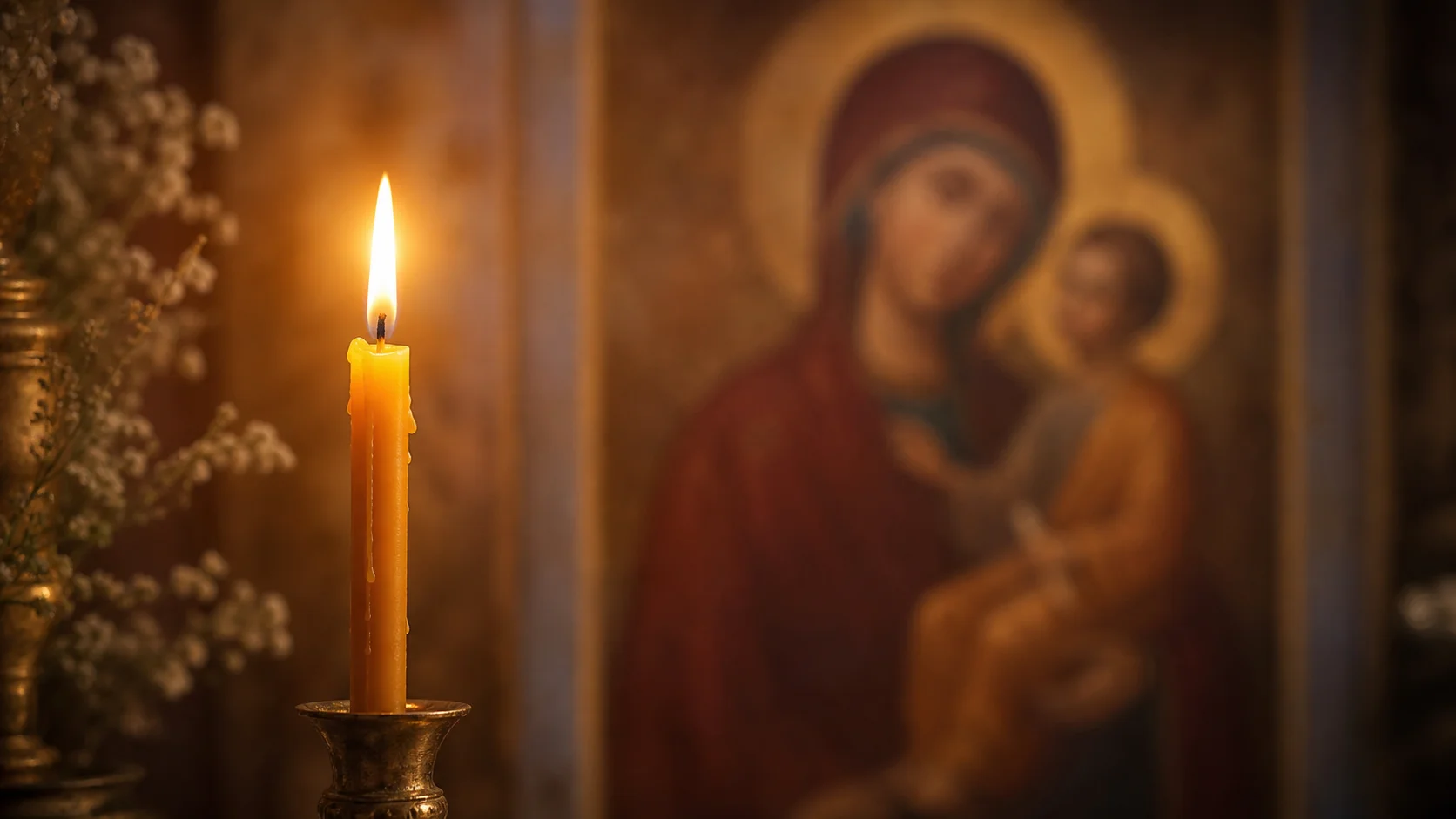 Свеча перед иконой в храме